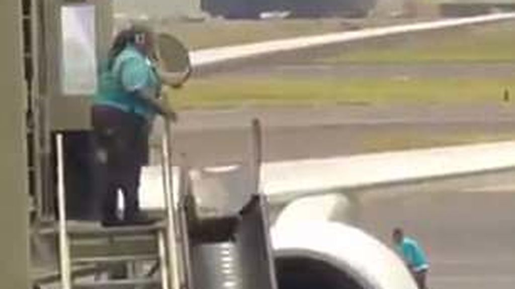 Un trabajador del aeropuerto de Honolulu tira las maletas de los pasajeros