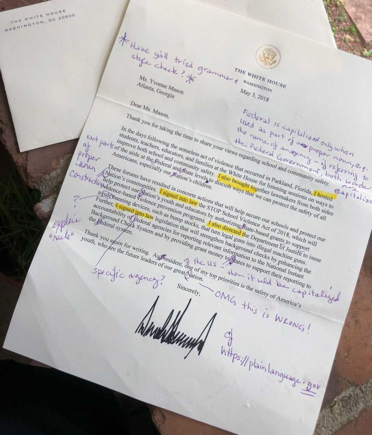 Una profesora jubilada corrige una carta oficial de Trump y le entrega las correcciones