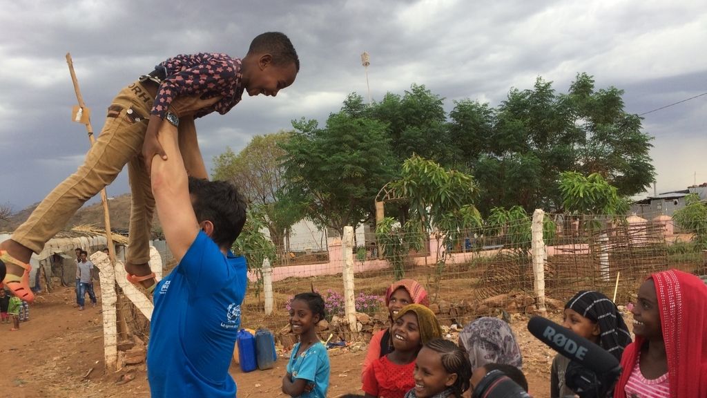 Jesús Vázquez realiza una visita a un campo de refugiados en Etiopía