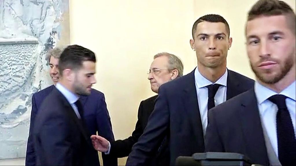 El momento en el que Florentino se queda esperando el saludo de Cristiano... que no llega El momento en el que Florentino se queda esperando el saludo de Cristiano... que no llega