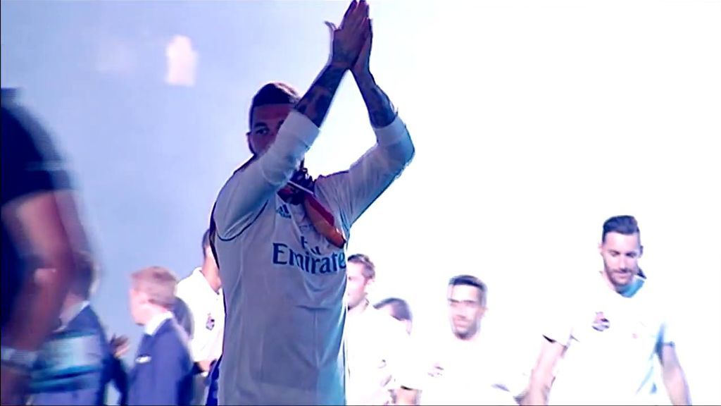 Así acompaña Sergio Ramos los cánticos de la grada del Bernabéu acordándose de Piqué Así acompaña Sergio Ramos los cánticos de la grada del Bernabéu acordándose de Piqué