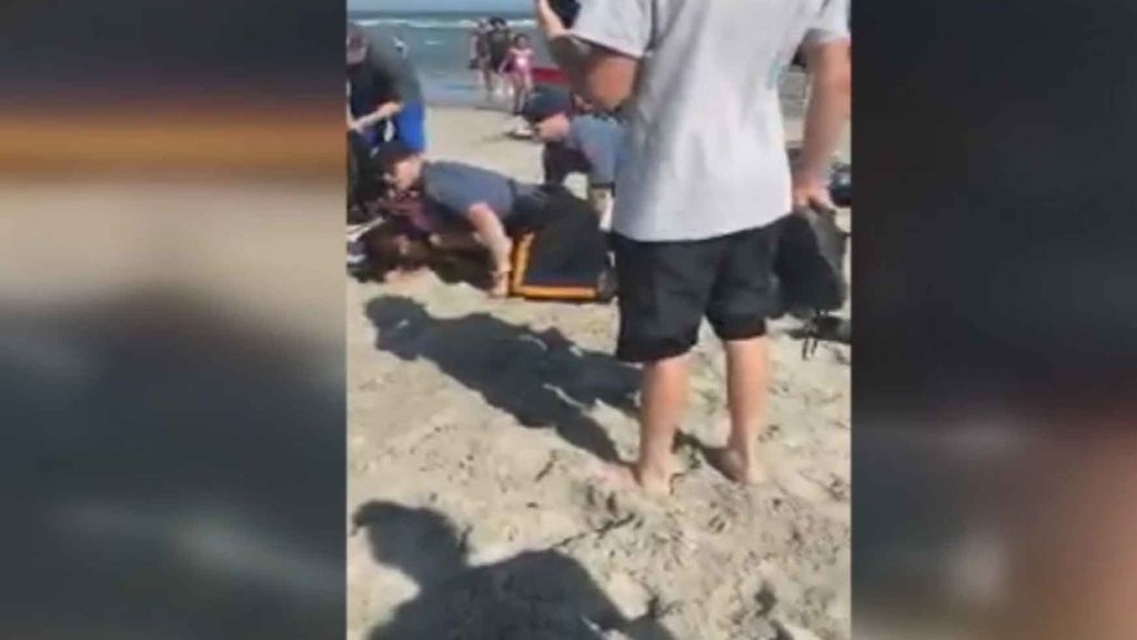 Una menor, golpeada brutalmente por un policía en la playa