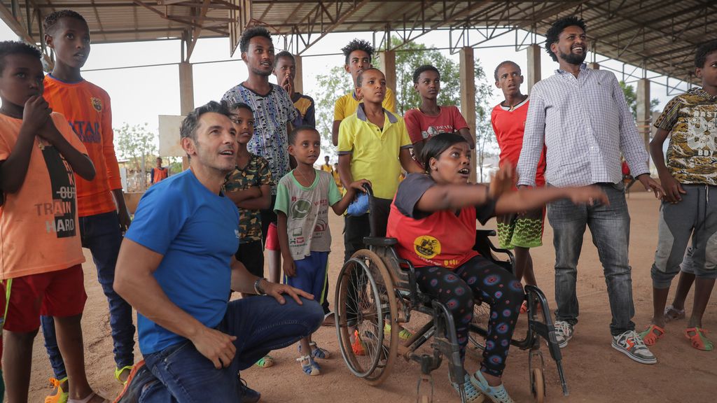 Jesús Vázquez realiza una visita a un campo de refugiados en Etiopía