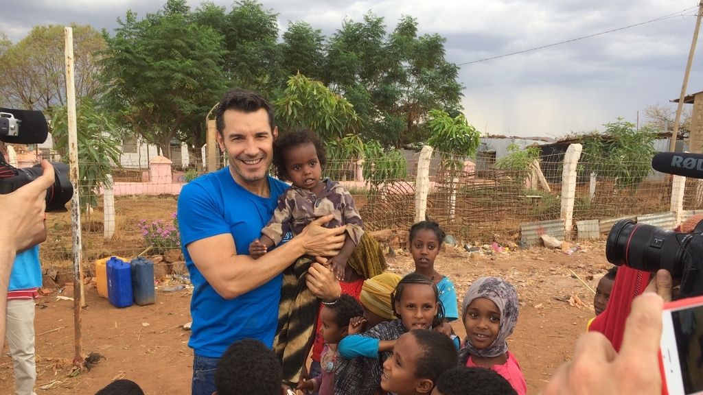 Jesús Vázquez realiza una visita a un campo de refugiados en Etiopía