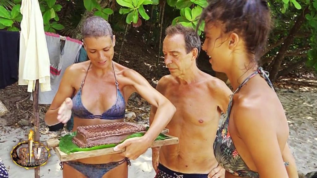 ¡María Jesús, la reina del trueque!: Cambia trozos de tarta de chocolate por peces