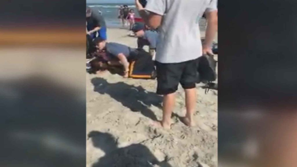 Un policía golpea brutalmente en la cabeza a una menor detenida en la playa