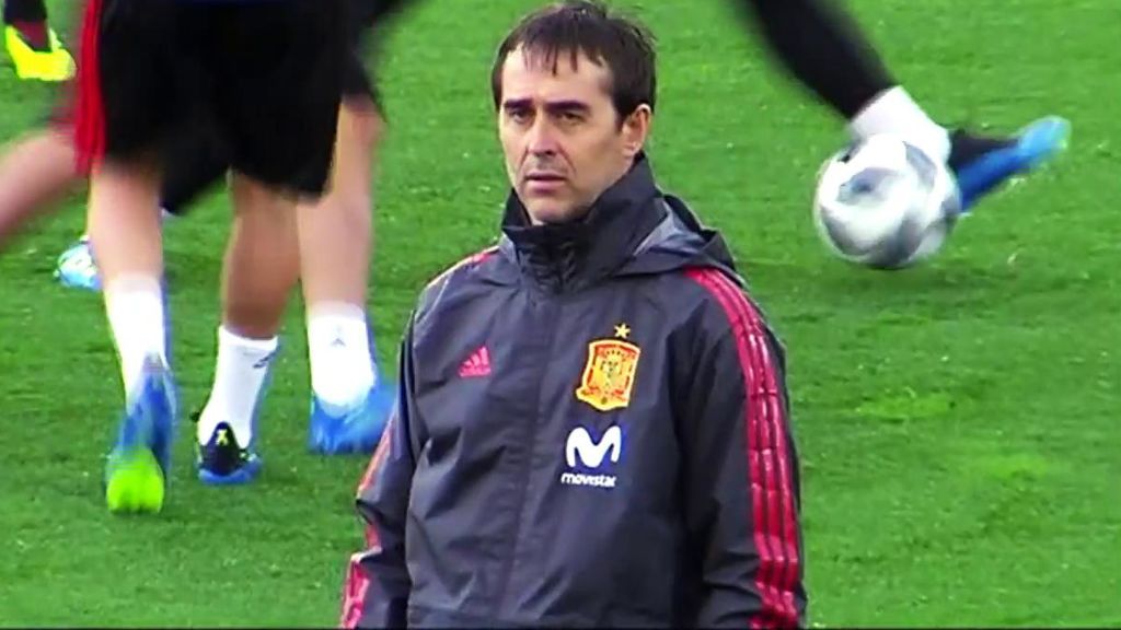 La mirada de Lopetegui y Piqué a cuatro aficionados que increparon al defensa en el entrenamiento de España