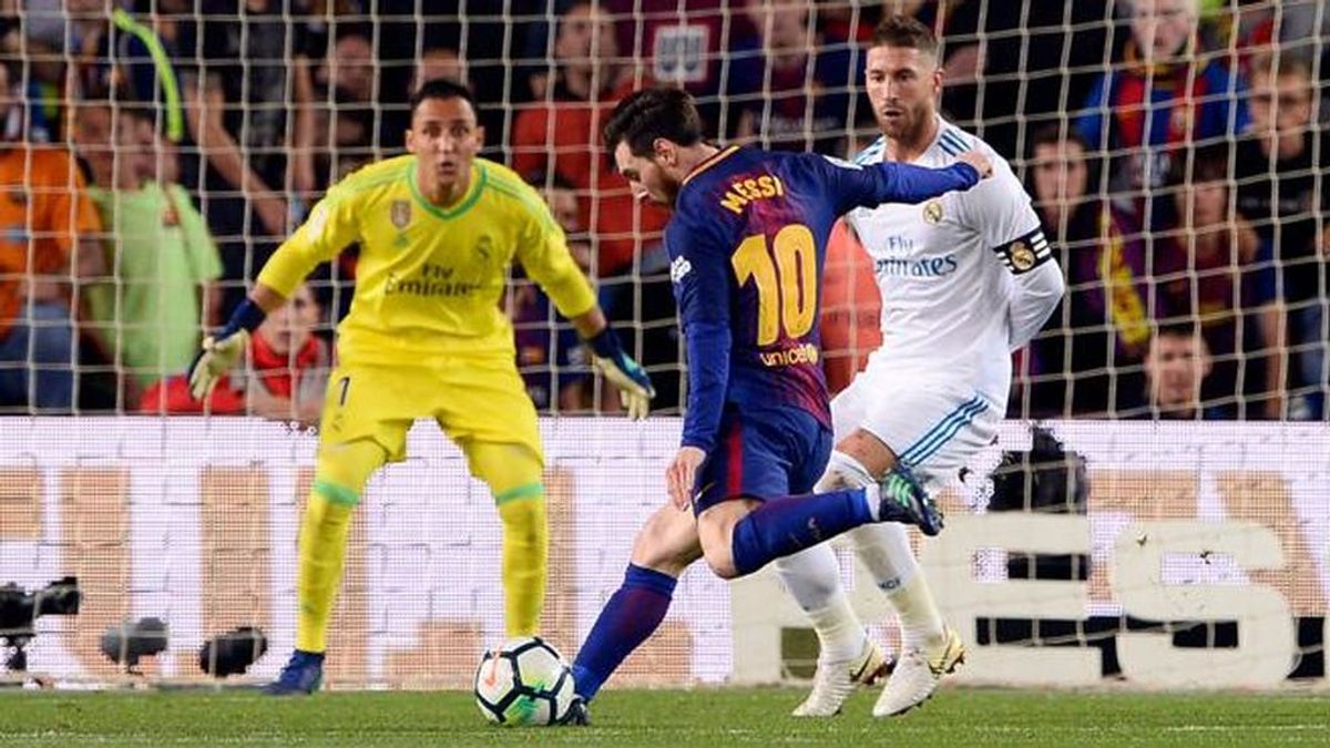 Messi dispara para marcar el 2-1 en el partido disputado por el Barcelona y el Real Madrid el 6 de mayo de 2018.