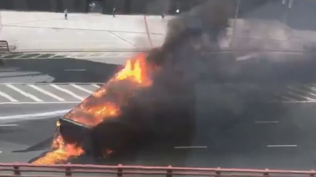 Cortada la salida y entrada a la autopista por San Mamés, en Bilbao, por un camión ardiendo