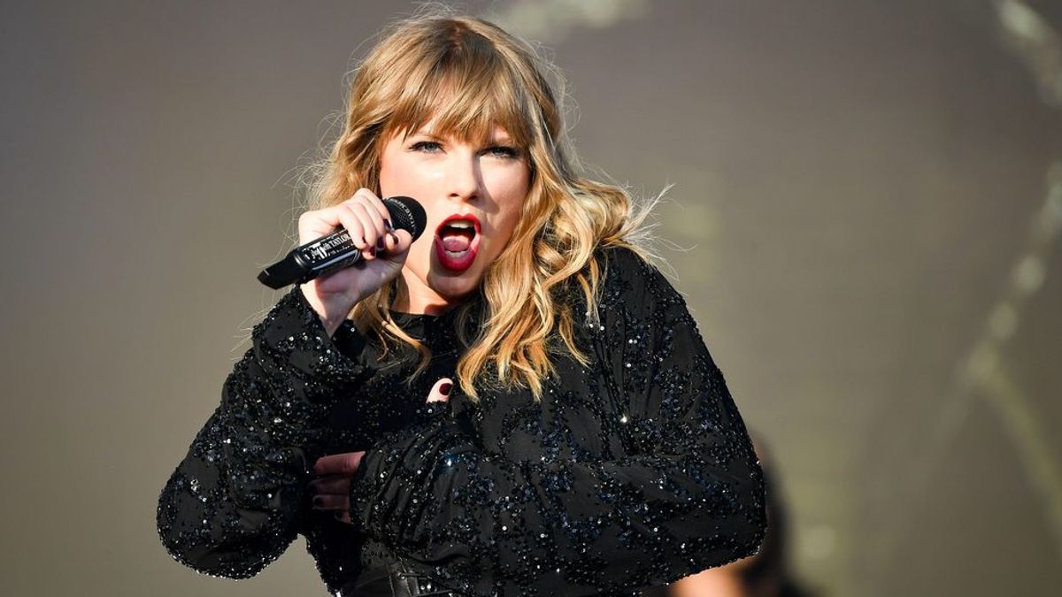 Un reportero aconseja a Taylor Swift "que se duche" y sus seguidores se indigan