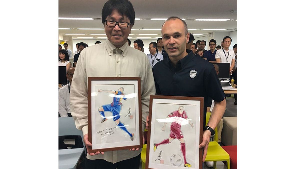 Yoichi Takahashi y Andrés Iniesta posan con las ilustraciones manga del jugador del Vissel Kobe de Japón.