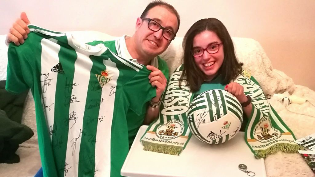 Paula, aficionada verdiblanca de 13 años que sufre ELA, cumple su sueño gracias al Betis