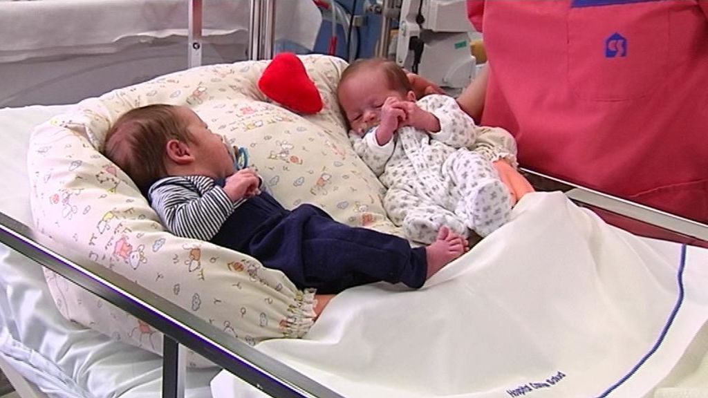 Una enfermera inventa un cojín que "abraza" a los bebés