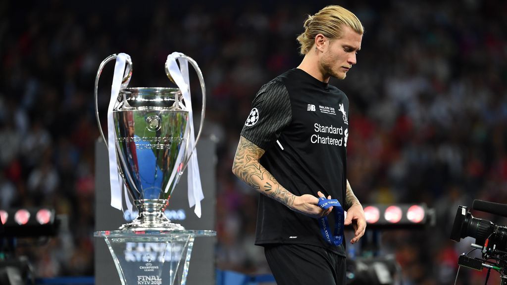 Subastan en internet los 'guantes' de Karius con los que falló en la final de la Champions