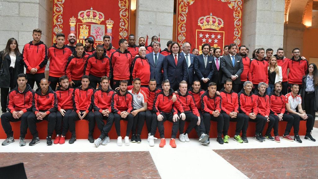El Rayo Vallecano celebra su ascenso a Primera División en el Ayuntamiento y en la sede de la Comunidad