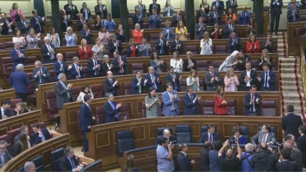 La bancada popular del Congreso aplaude a Rajoy a su llegada a la sesión de control al Gobierno