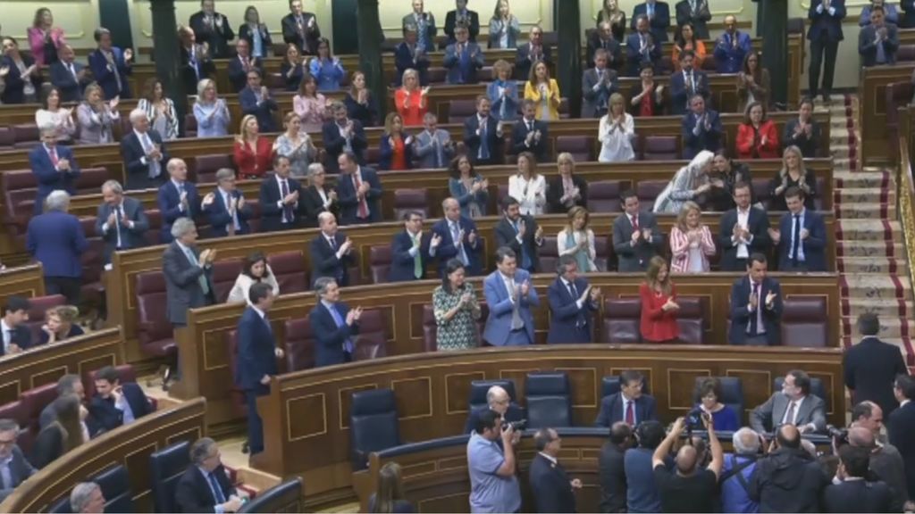 Rajoy, aplaudido por los diputados del PP a su entrada al hemiciclo del Congreso
