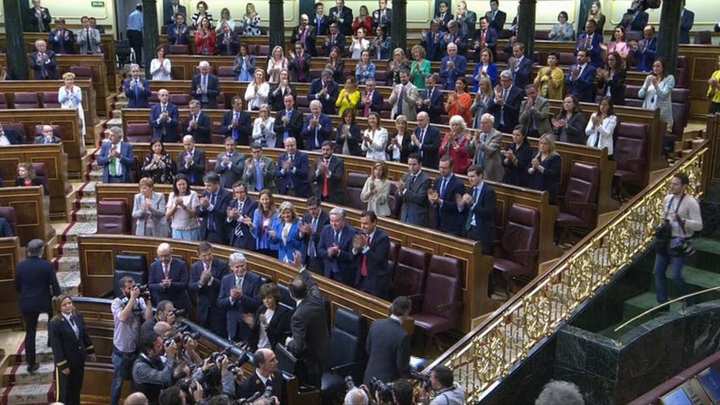 Ovación a Mariano Rajoy a su llegada al Congreso