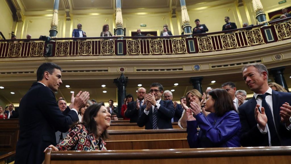 Pedro Sánchez, recibido con aplausos en el Congreso