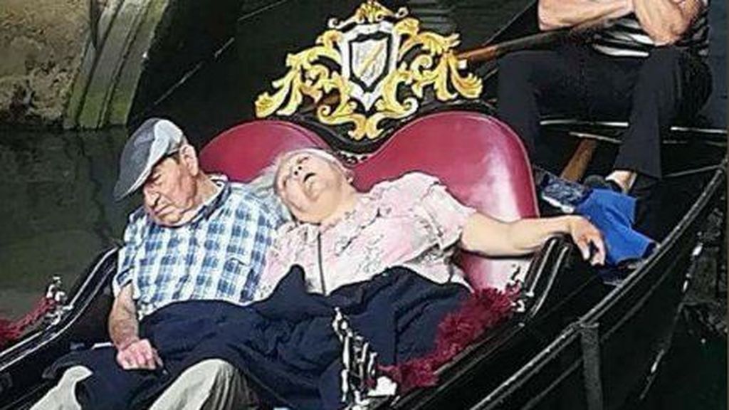 Dos turistas 'se aburren' en la góndola y se echan una siesta