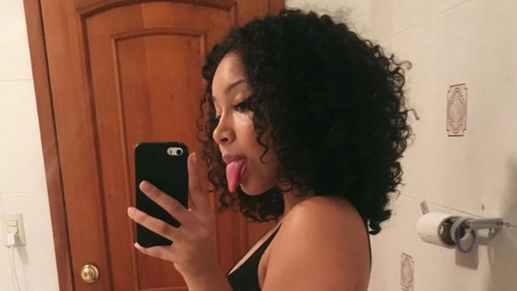 Una joven se hace un selfi en el baño, con "cosas extrañas" a su alrededor