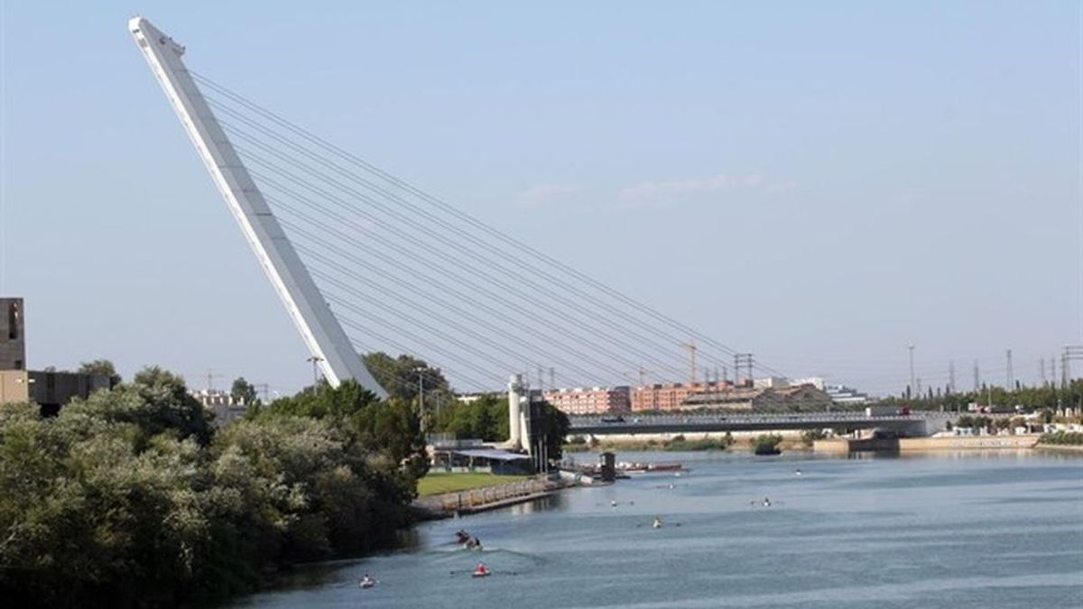 Muere un adolescente en Sevilla tras arrojarse supuestamente al río y no lograr salir