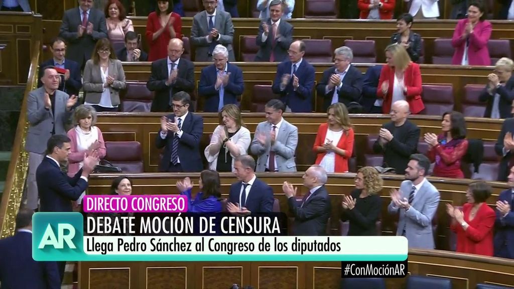 Pedro Sánchez entra en el Congreso entre aplausos del grupo socialista
