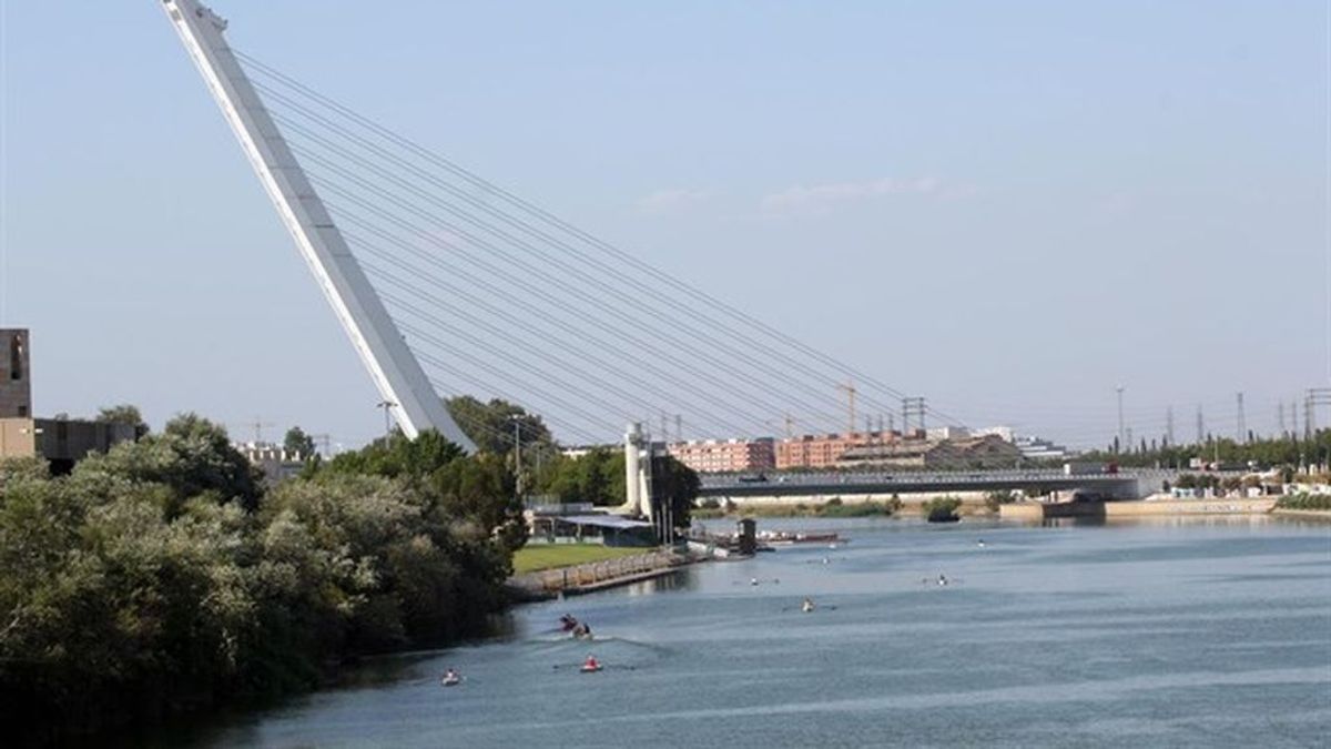 Fallece en Sevilla un adolescente de 14 años tras lanzarse al río y no lograr salir