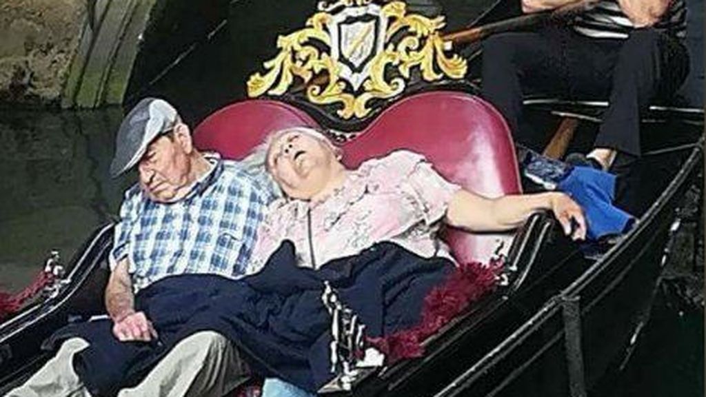El 'aburrido' paseo en góndola que logra dormir a dos turistas ancianos
