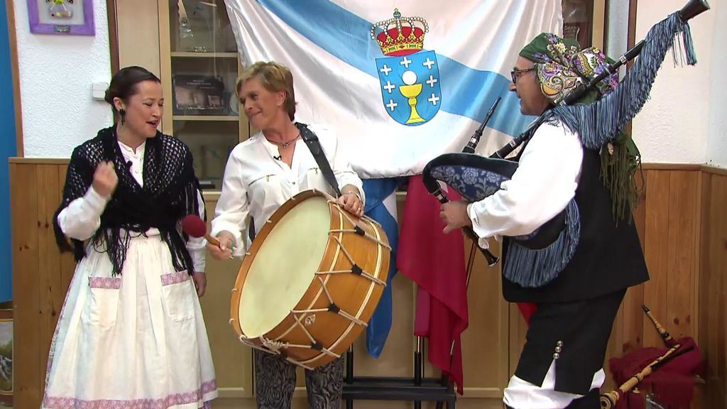 Bienvenida 'Mrs Chelo': ¡Chelo García Cortés aprende a tocar la gaita!