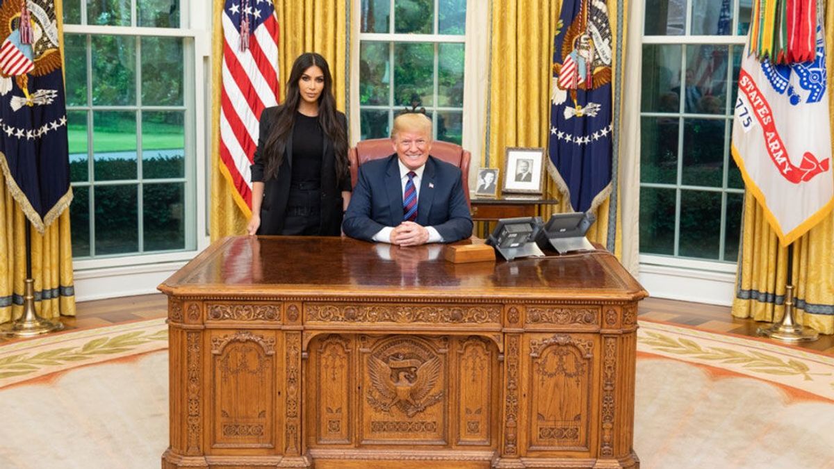 ¡Simbiosis cósmica! Analizamos en X detalles la foto de Trump y Kim Kardashian en el Despacho Oval