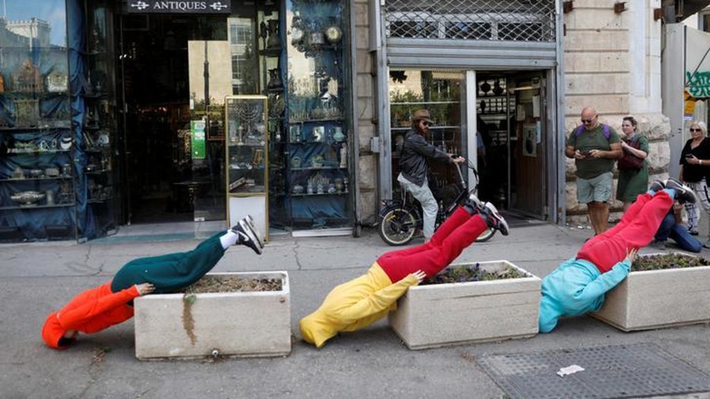 Tres bailarines actúan durante el Festival de Israel