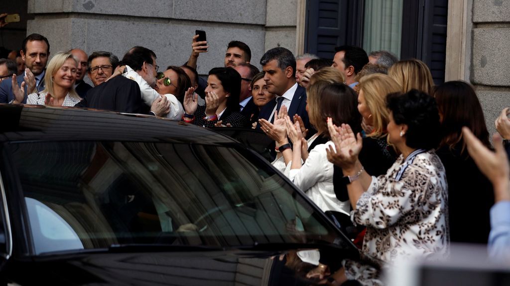 Mariano Rajoy sale del Congreso al grito de “presidente, presidente” tras perder la moción de censura