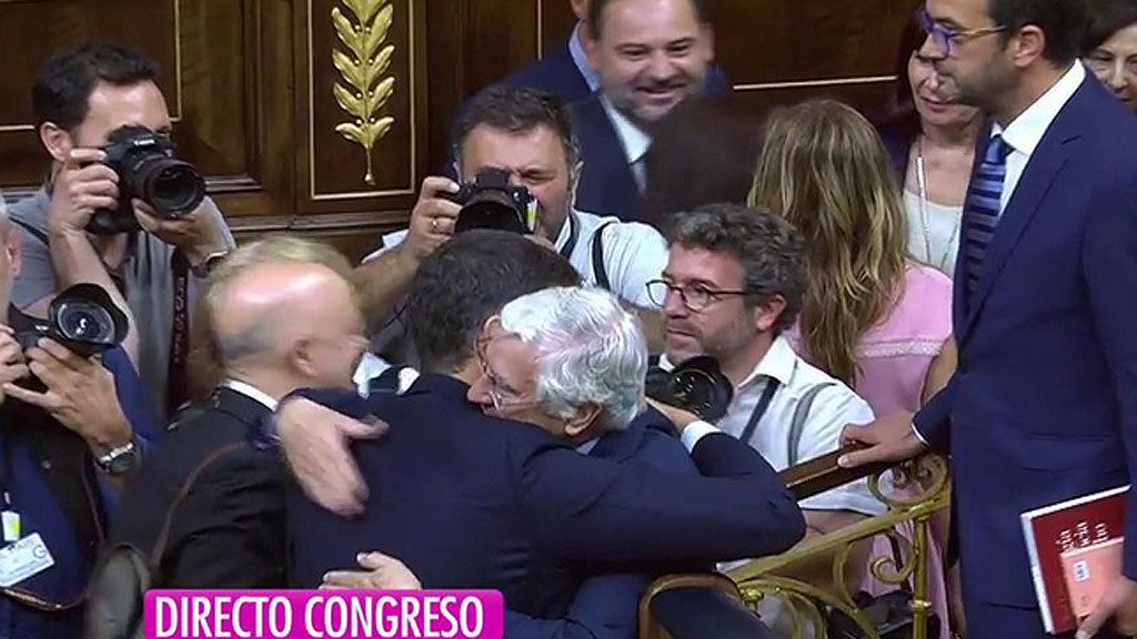 El de Pablo Iglesias e Irene Montero y los abrazos más significativos de la llegada de Pedro Sánchez a la Presidencia del Gobierno