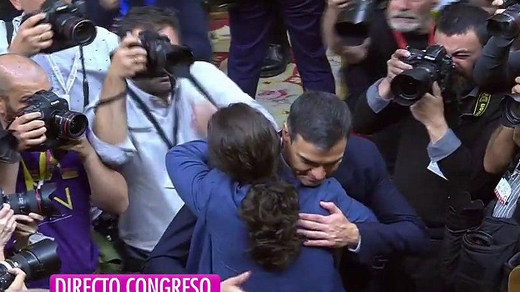 El de Pablo Iglesias e Irene Montero y los abrazos más significativos de la llegada de Pedro Sánchez a la Presidencia del Gobierno