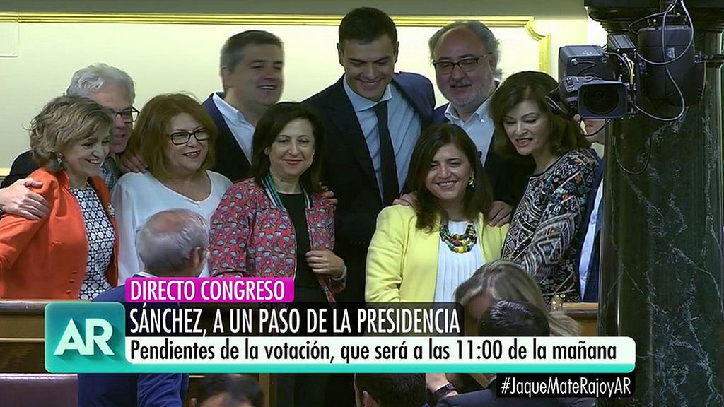 Sánchez celebra la victoria con una foto de grupo