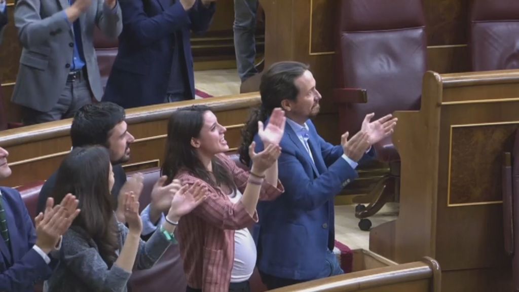 "¡Sí se puede!": los diputados de Unidos Podemos rescatan el grito del 15M tras el éxito de la moción a Rajoy