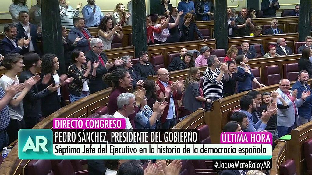 Podemos corea el “Sí, se puede” ante la aprobación de la moción de censura