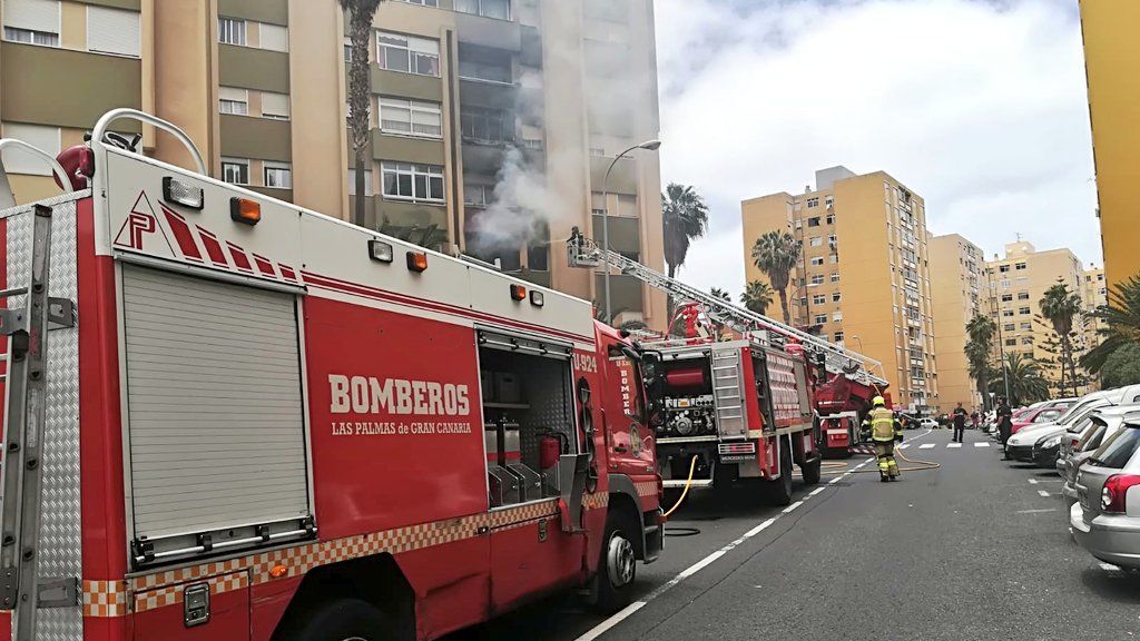 Una mujer muerta y once afectados por inhalación de humo en un incendio de una vivienda en Gran Canaria