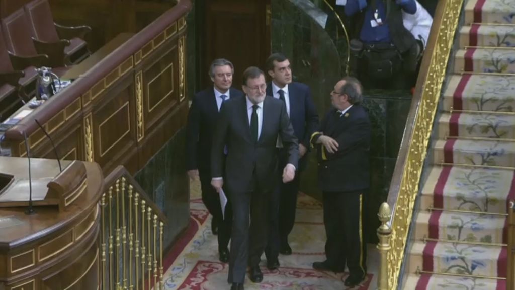 Gran ovación del grupo popular a Rajoy a su llegada