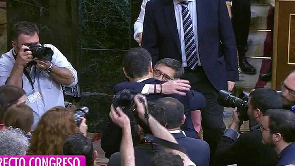El de Pablo Iglesias e Irene Montero y los abrazos más significativos de la llegada de Pedro Sánchez a la Presidencia del Gobierno