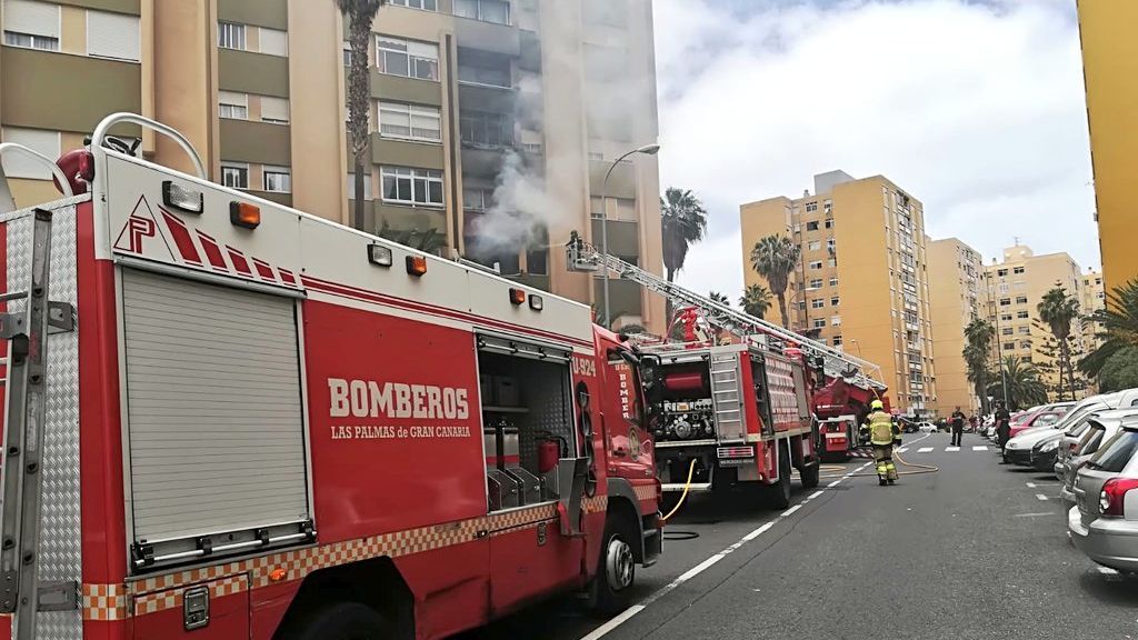 Una mujer muerta y once afectados por inhalación de humo en un incendio de una vivienda en Gran Canaria