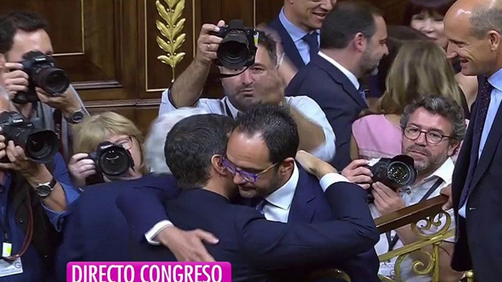 El de Pablo Iglesias e Irene Montero y los abrazos más significativos de la llegada de Pedro Sánchez a la Presidencia del Gobierno