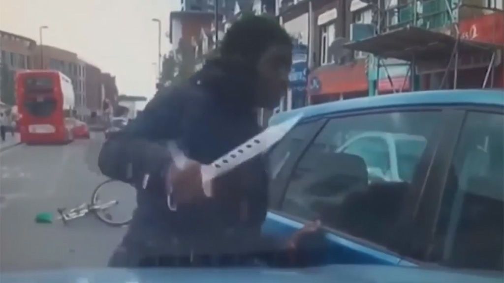 Un ciclista intenta agredir con un cuchillo al conductor que casi le atropella