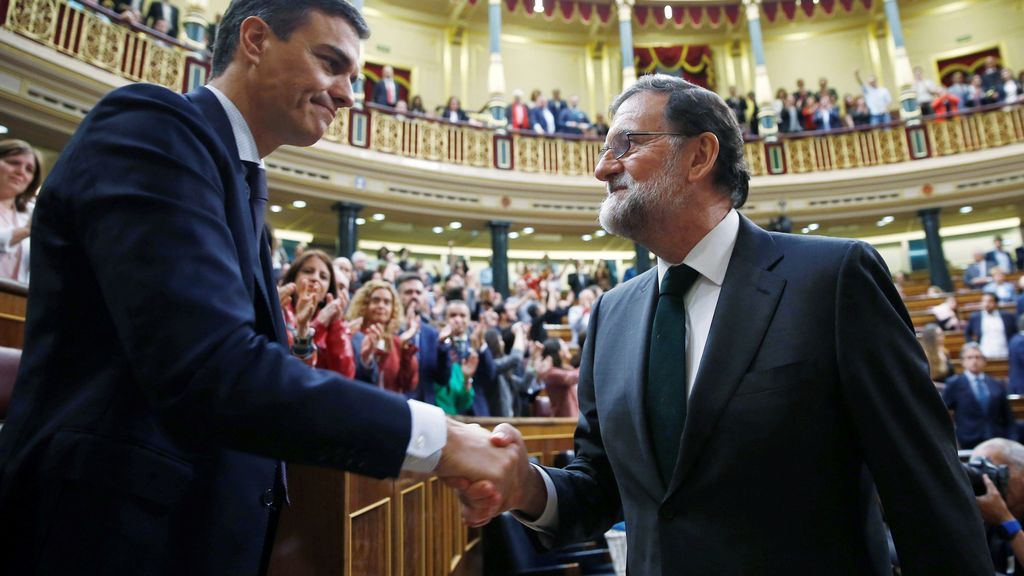 Mariano Rajoy felicita a Pedro Sánchez tras ganar la votación de la moción de censura