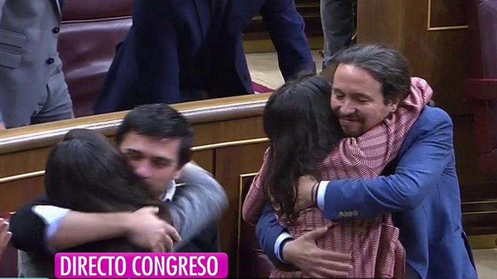 El de Pablo Iglesias e Irene Montero y los abrazos más significativos de la llegada de Pedro Sánchez a la Presidencia del Gobierno