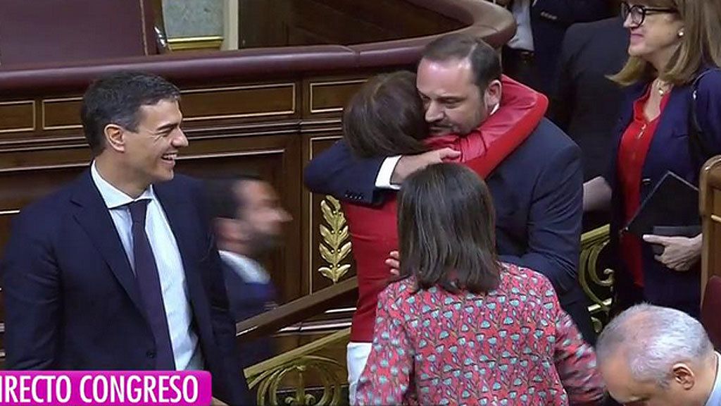 El de Pablo Iglesias e Irene Montero y los abrazos más significativos de la llegada de Pedro Sánchez a la Presidencia del Gobierno