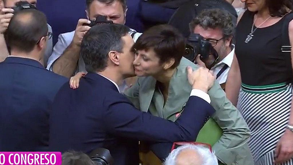 El de Pablo Iglesias e Irene Montero y los abrazos más significativos de la llegada de Pedro Sánchez a la Presidencia del Gobierno