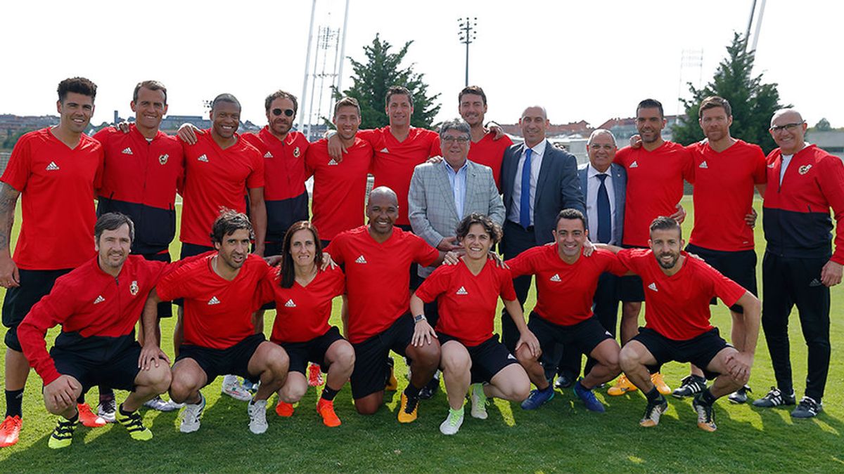 Dos mujeres junto a jugadores como Raul, Xabi, Valdés o Senna se sacan el título de entrenador de la UEFA