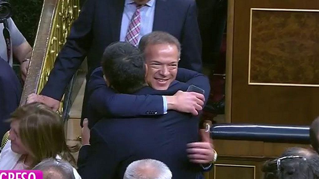 El de Pablo Iglesias e Irene Montero y los abrazos más significativos de la llegada de Pedro Sánchez a la Presidencia del Gobierno